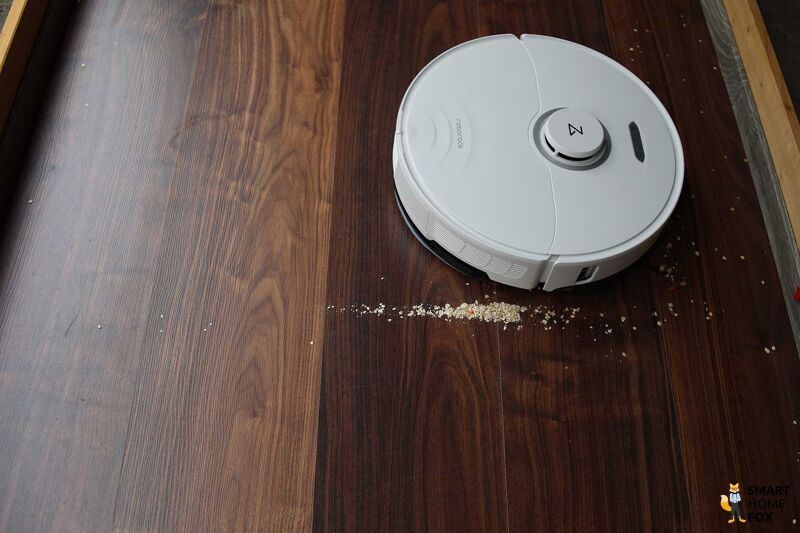 Roborock S8 Pro Ultra reinigt Haferflocken im Saugtest auf einem Laminatboden.